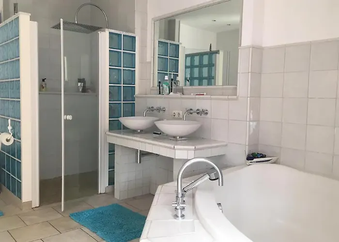 Bed & Breakfast Schoenste Lage Am Rhein In Unmittelbarer Stadtnaehe, Köln