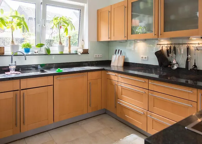 Schoenste Lage Am Rhein In Unmittelbarer Stadtnaehe, * Köln