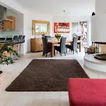 Schoenste Lage Am Rhein In Unmittelbarer Stadtnaehe, Bed and breakfast
