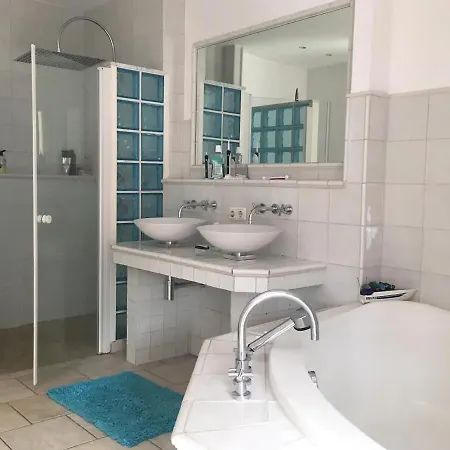 Bed & Breakfast Schoenste Lage Am Rhein In Unmittelbarer Stadtnaehe, Colonia