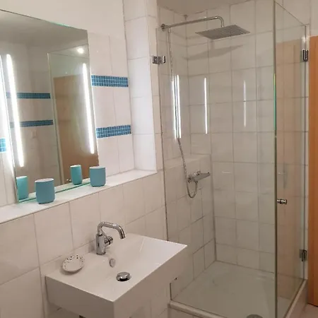 Schoenste Lage Am Rhein In Unmittelbarer Stadtnaehe, Colónia