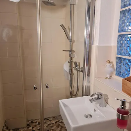 Bed & Breakfast Schoenste Lage Am Rhein In Unmittelbarer Stadtnaehe, Colonia