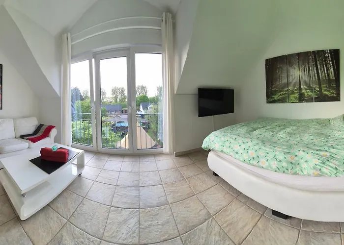 Schoenste Lage Am Rhein In Unmittelbarer Stadtnaehe, * קלן