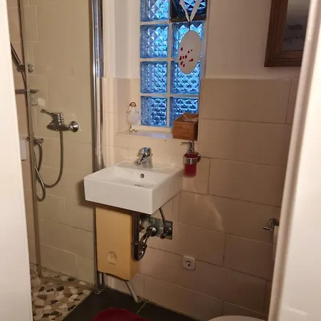 Schoenste Lage Am Rhein In Unmittelbarer Stadtnaehe, Bed & Breakfast